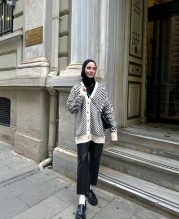 Beyaz Siyah Çizgili Hırka